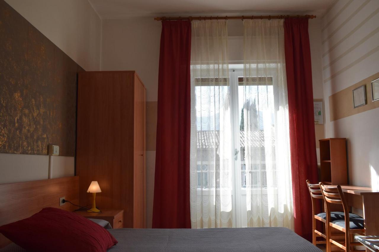 Albergo Al Pescatore Brenzone sul Garda Exterior photo